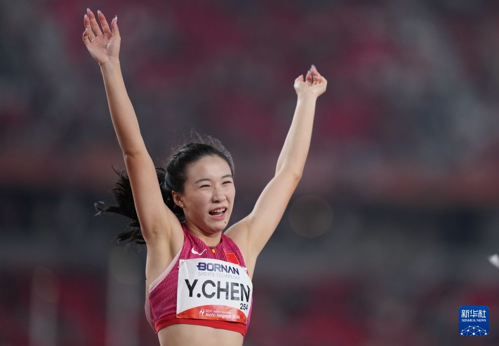 图3 冲线之后，17岁的姑娘把双臂举过头顶。新华社记者 吕小炜 摄